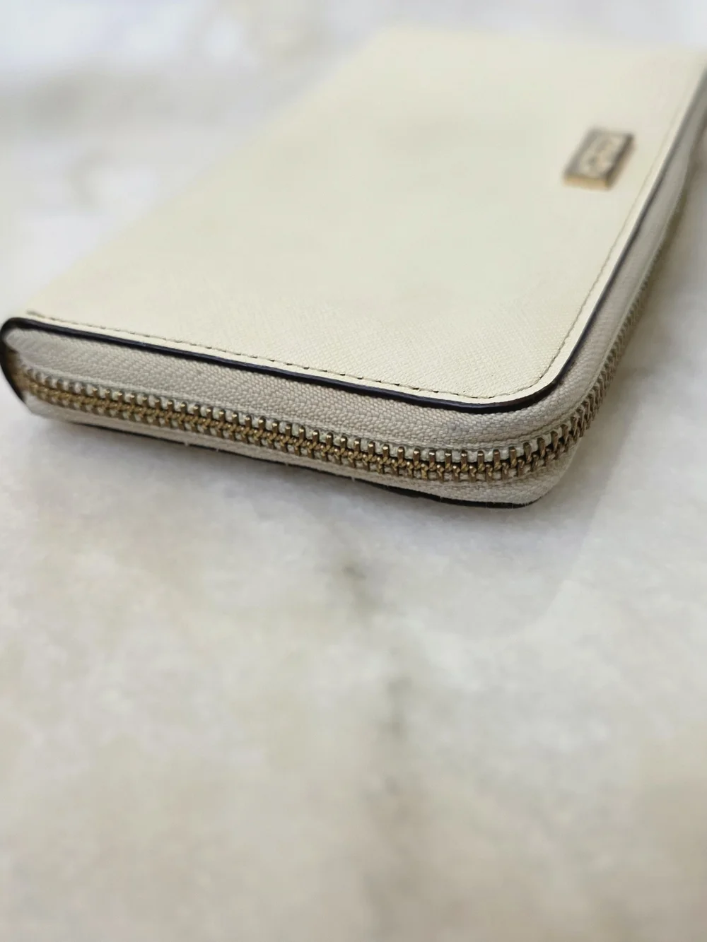 Kate Spade Newbury Lane Neda Zip Around Wallet in Cream Saffiano Leather.